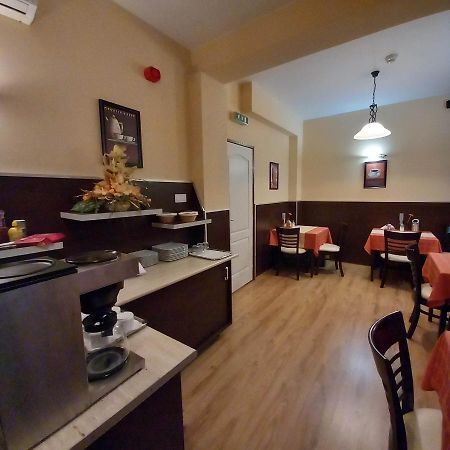 Kata Panzio Hotell Oroszlány Exteriör bild