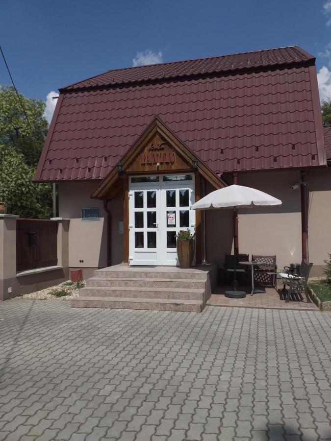Kata Panzio Hotell Oroszlány Exteriör bild
