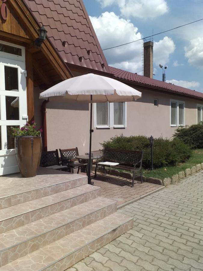 Kata Panzio Hotell Oroszlány Exteriör bild