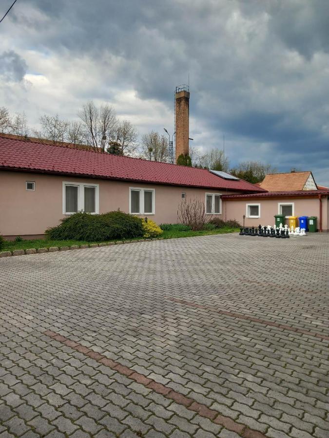 Kata Panzio Hotell Oroszlány Exteriör bild