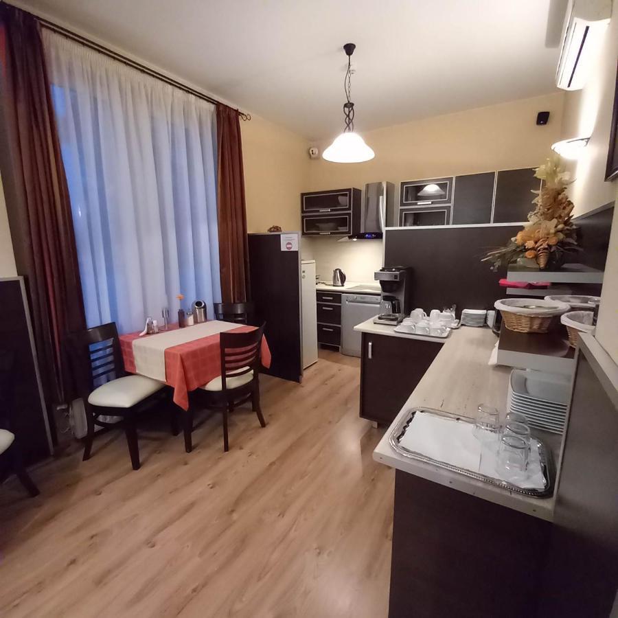 Kata Panzio Hotell Oroszlány Exteriör bild