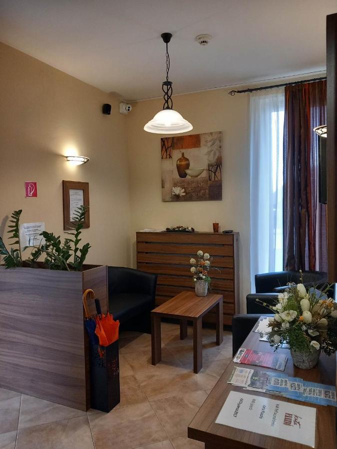 Kata Panzio Hotell Oroszlány Exteriör bild