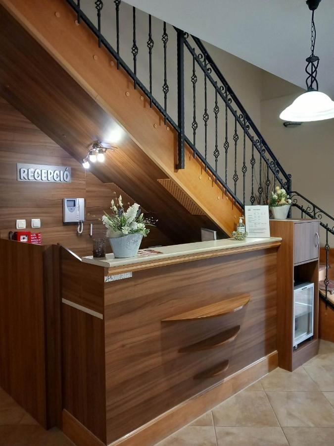 Kata Panzio Hotell Oroszlány Exteriör bild