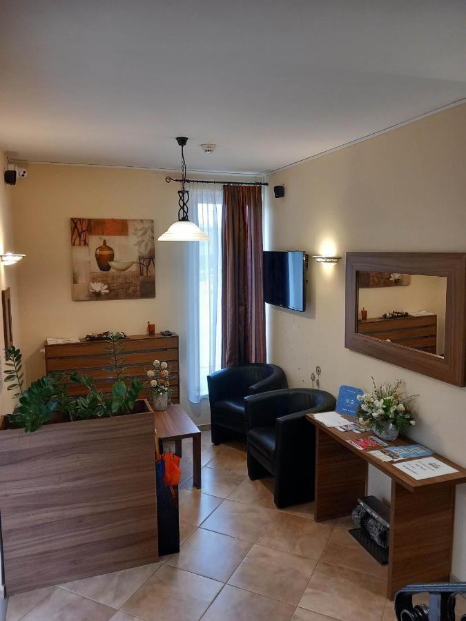 Kata Panzio Hotell Oroszlány Exteriör bild