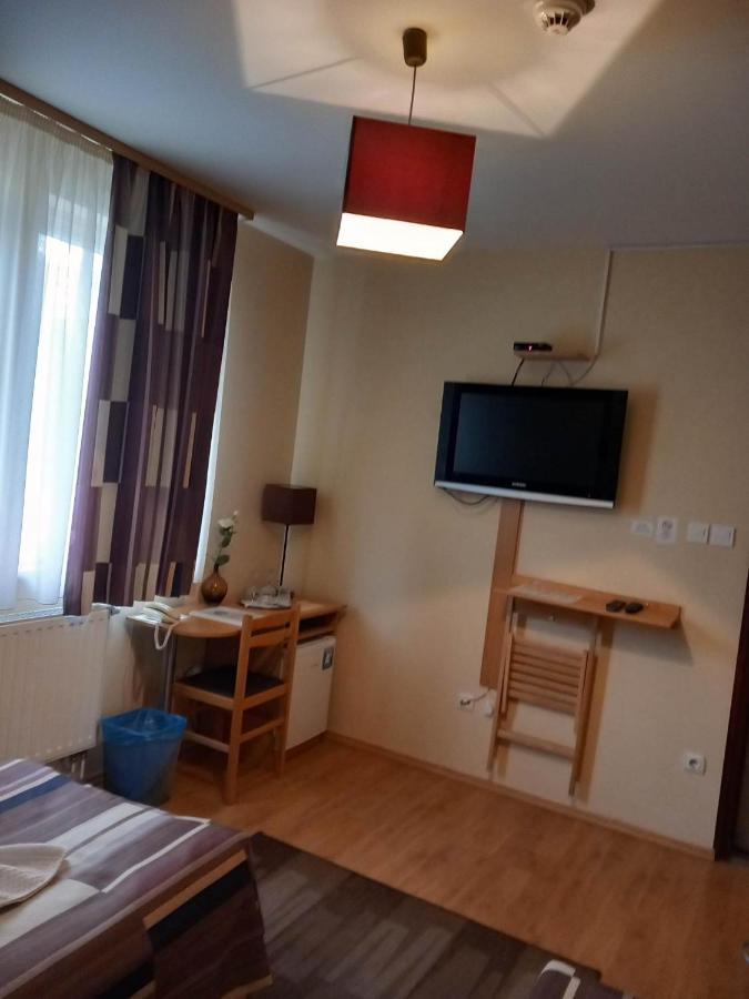 Kata Panzio Hotell Oroszlány Exteriör bild