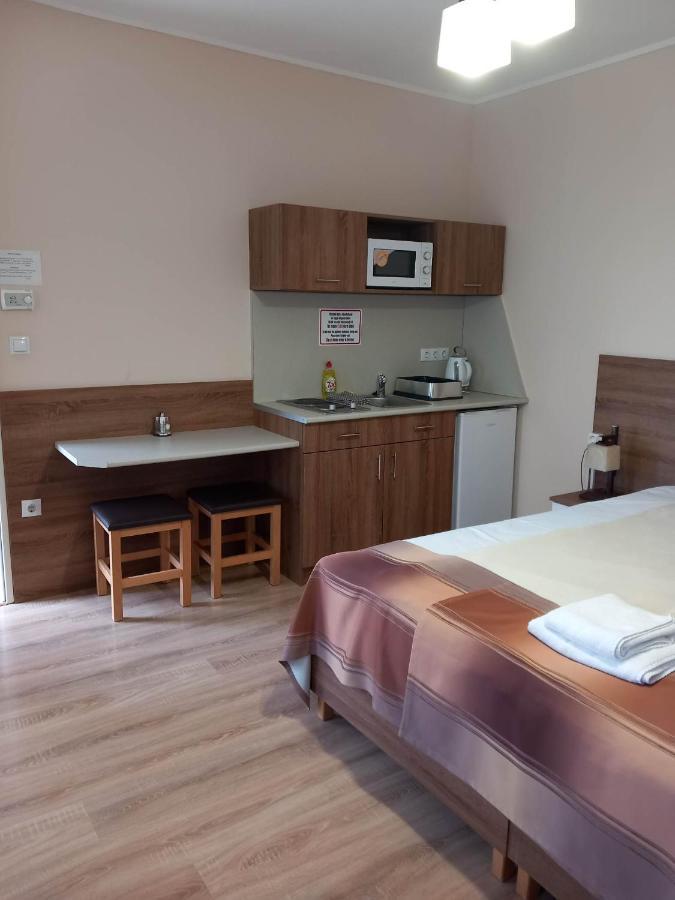 Kata Panzio Hotell Oroszlány Exteriör bild