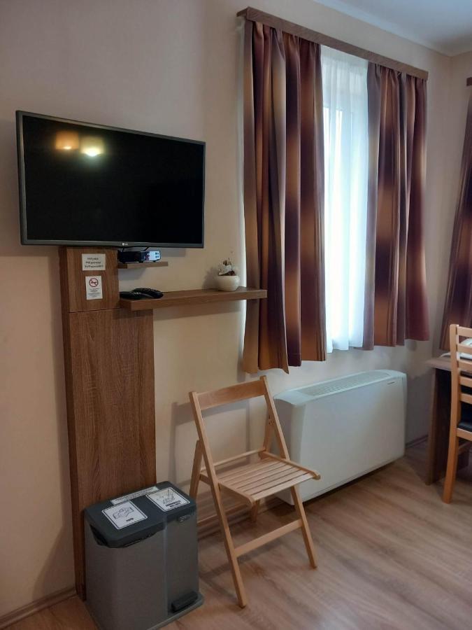 Kata Panzio Hotell Oroszlány Exteriör bild