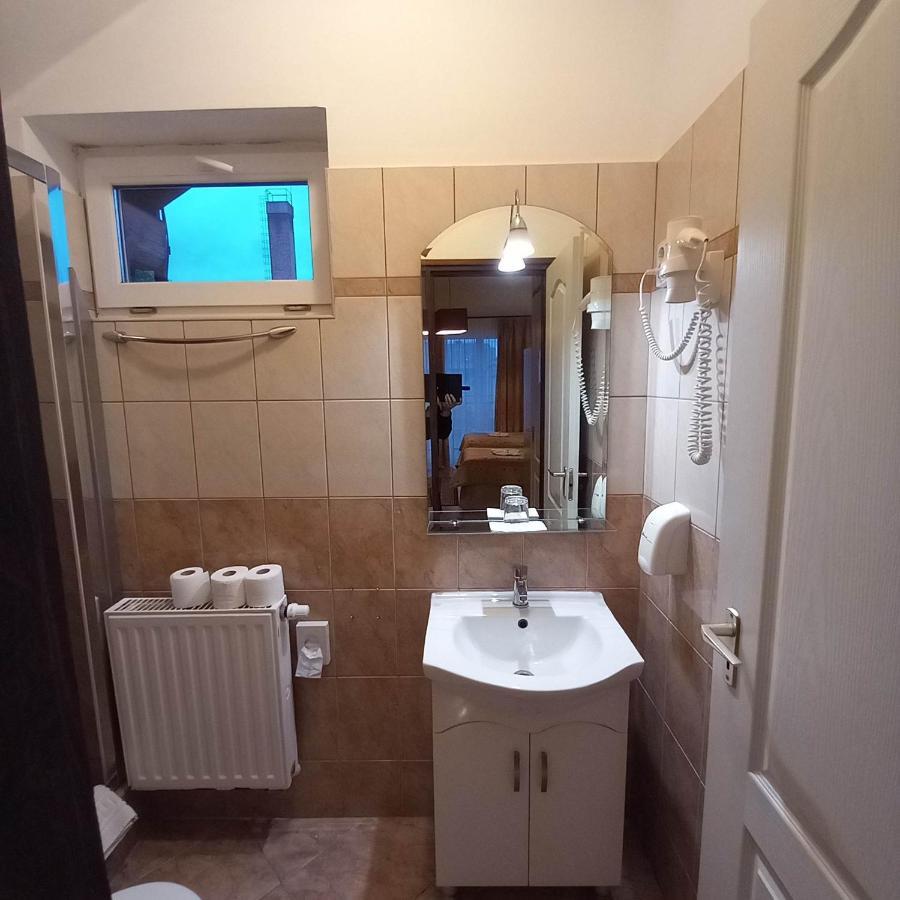Kata Panzio Hotell Oroszlány Exteriör bild