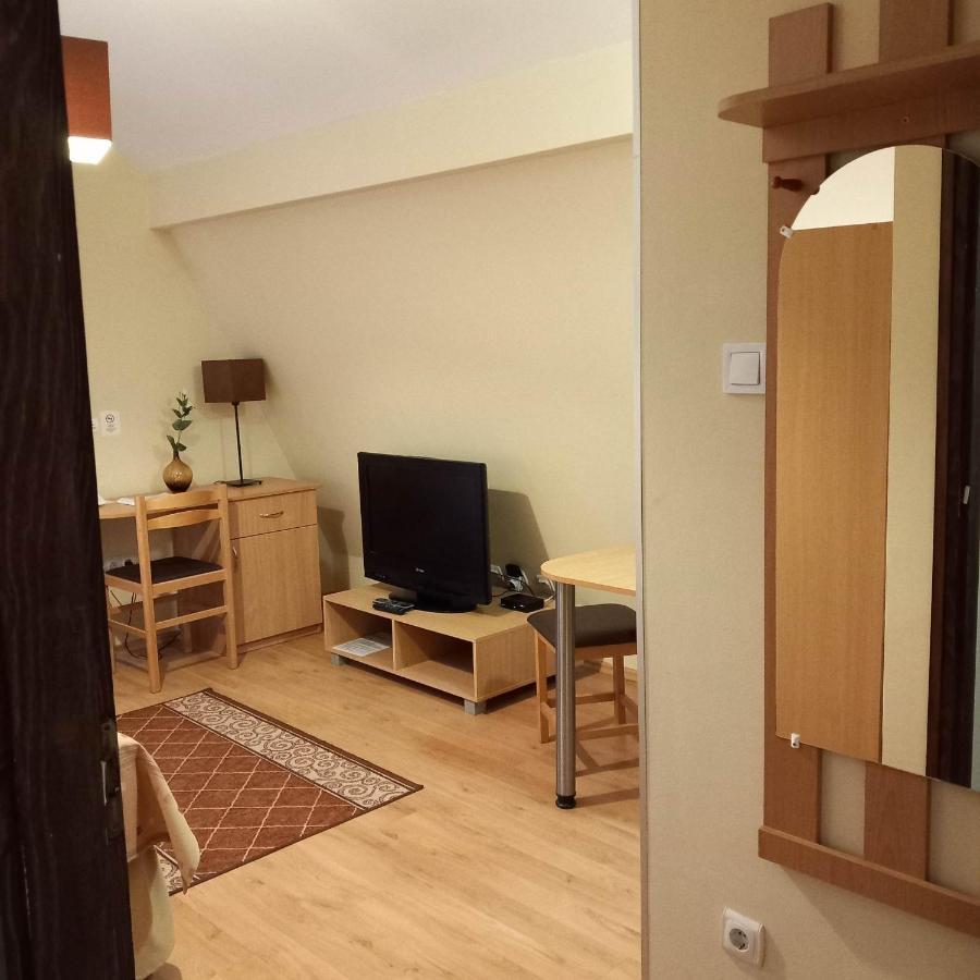 Kata Panzio Hotell Oroszlány Exteriör bild