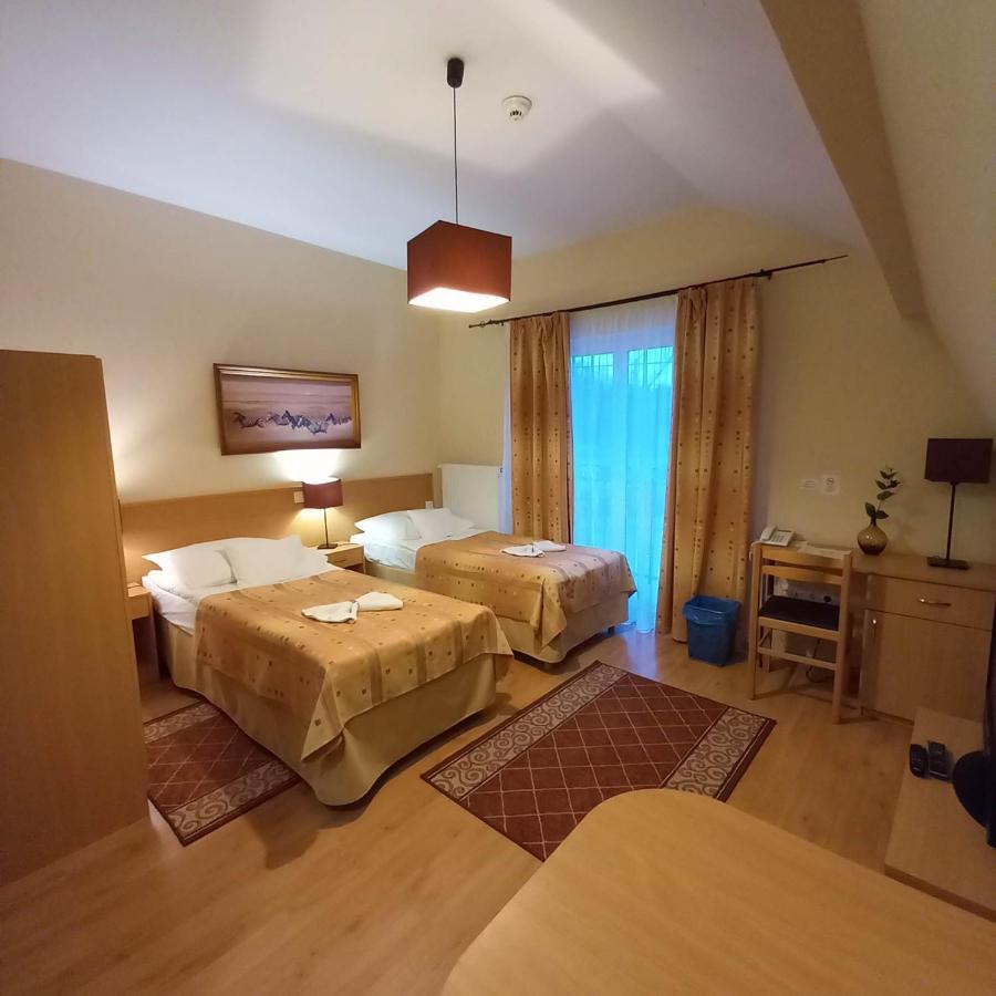 Kata Panzio Hotell Oroszlány Exteriör bild