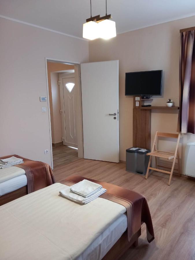Kata Panzio Hotell Oroszlány Exteriör bild
