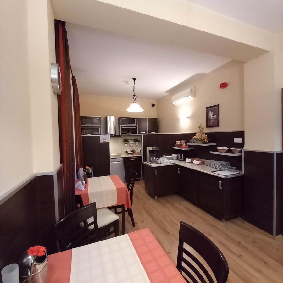 Kata Panzio Hotell Oroszlány Exteriör bild