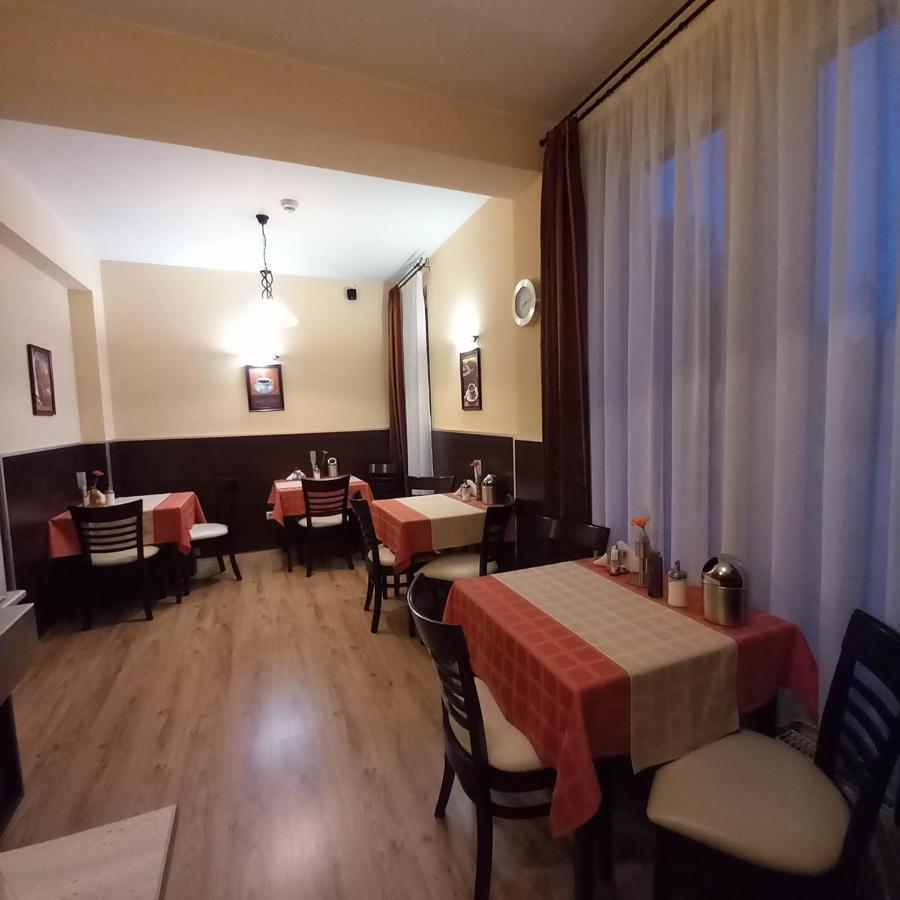 Kata Panzio Hotell Oroszlány Exteriör bild