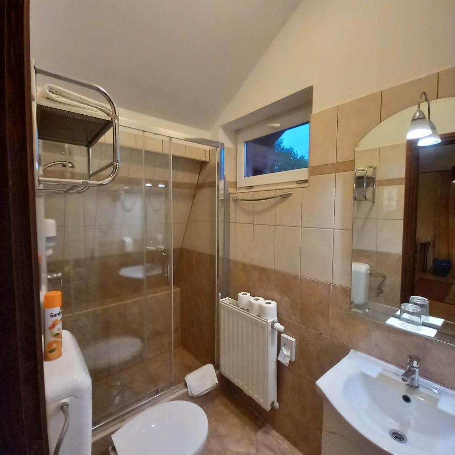 Kata Panzio Hotell Oroszlány Exteriör bild